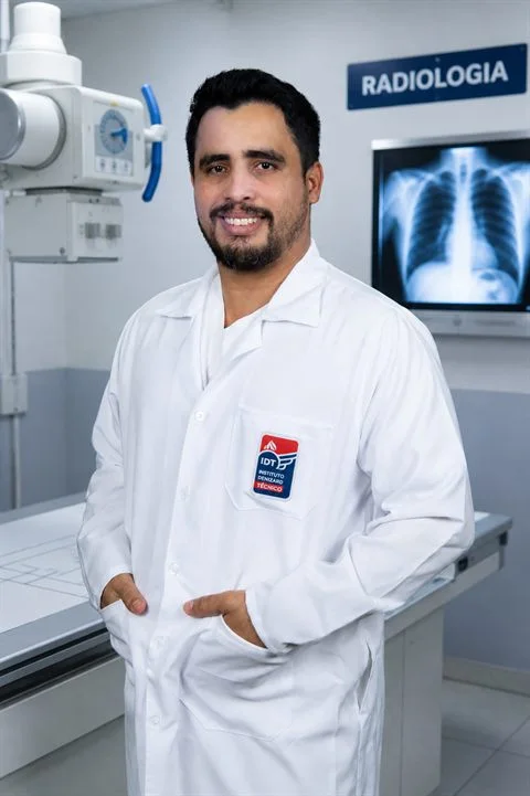 Aluno do curso técnico em Radiologia na sala de raio-X do Instituto Denizard Técnico
